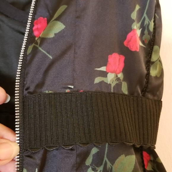 Victoria Secret - Picture 7 of 8